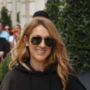 Céline Dion quitte son hôtel le Royal Monceau et et se rend à l'AccorHotels Arena pour y donner un concert à Paris le 8 juillet 2016. La diva de la pop rend hommage au film Titanic (1997) de James Cameron dans lequel elle a prêté sa voix avec la célébre chanson "My Heart Will Go On".