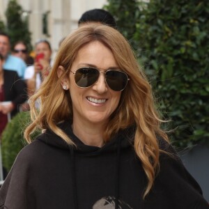 Céline Dion quitte son hôtel le Royal Monceau et et se rend à l'AccorHotels Arena pour y donner un concert à Paris le 8 juillet 2016. La diva de la pop rend hommage au film Titanic (1997) de James Cameron dans lequel elle a prêté sa voix avec la célébre chanson "My Heart Will Go On".