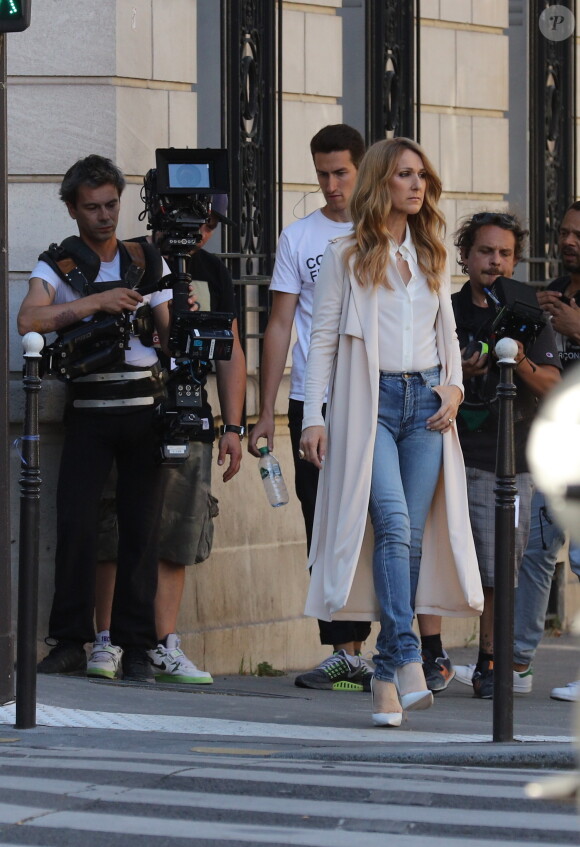 Céline Dion tourne un vidéo clip avenue Kleber à Paris le 8 juillet 2016.