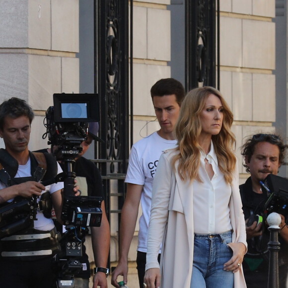 Céline Dion tourne un vidéo clip avenue Kleber à Paris le 8 juillet 2016.