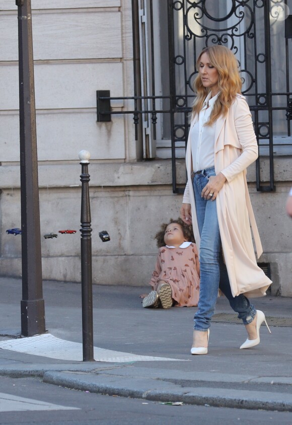 Céline Dion tourne un vidéo clip avenue Kleber à Paris le 8 juillet 2016.