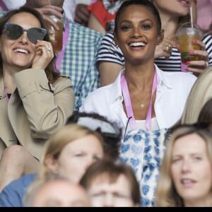 Natalie Portman et Alesha Dixon dans les tribunes de Wimbledon lors de la finale dames qui oppose Serena Williams à Angelique Kerber le 9 juillet 2016. © Stephen Lock/i-Images via ZUMA Wire / Bestimage