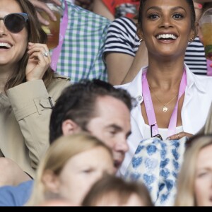 Natalie Portman et Alesha Dixon dans les tribunes de Wimbledon lors de la finale dames qui oppose Serena Williams à Angelique Kerber le 9 juillet 2016. © Stephen Lock/i-Images via ZUMA Wire / Bestimage