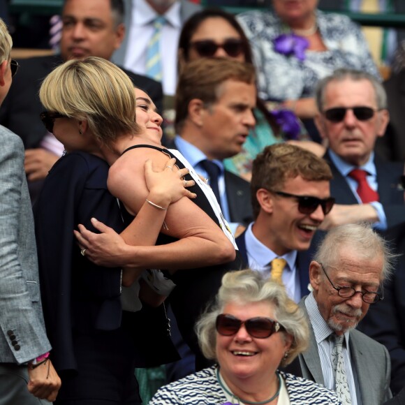 Ellen DeGeneres, Portia de Rossi et Maisie Williams à la finale dames du tournoi de Wimbledon le 9 juillet 2016. Elle oppose Serena Williams à Angelique Kerber.