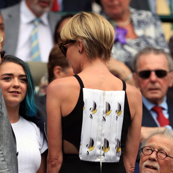 Ellen DeGeneres, Portia de Rossi et Maisie Williams à la finale dames du tournoi de Wimbledon le 9 juillet 2016. Elle oppose Serena Williams à Angelique Kerber.