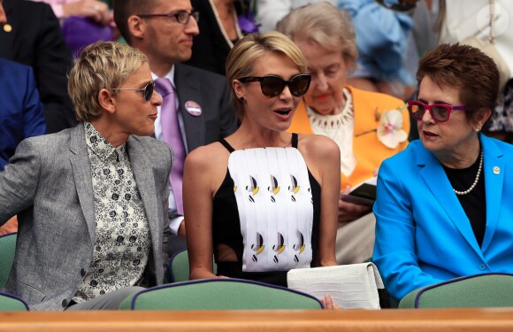 Ellen DeGeneres, Portia de Rossi et Billie Jean King à la finale dames du tournoi de Wimbledon le 9 juillet 2016. Elle oppose Serena Williams à Angelique Kerber.