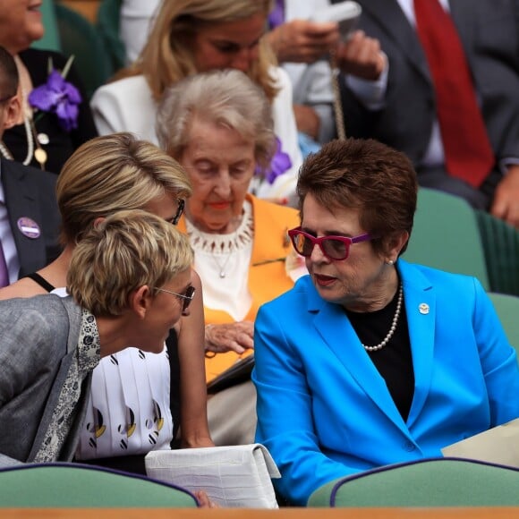 Ellen DeGeneres, Portia de Rossi et Billie Jean King à la finale dames du tournoi de Wimbledon le 9 juillet 2016. Elle oppose Serena Williams à Angelique Kerber.