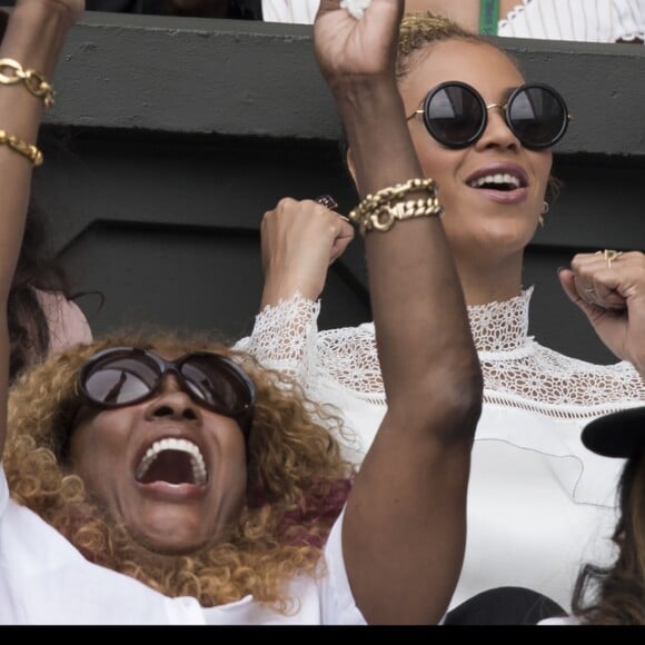 Beyonce et la mère de Serena Williams, Oracene Price - Serena Williams remporte la finale du tournoi de tennis de Wimbledon à Londres le 9 juillet 2016. 09/07/2016 - Londres