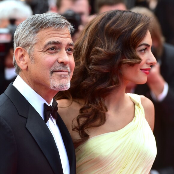 George Clooney et sa femme Amal Alamuddin Clooney (bijoux Cartier) - Montée des marches du film "Money Monster" lors du 69e Festival International du Film de Cannes. Le 12 mai 2016. © Giancarlo Gorassini/Bestimage