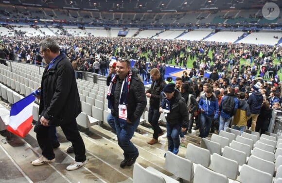 Des spectateurs quittent le Stade de Fance le 13 novembre 2015.