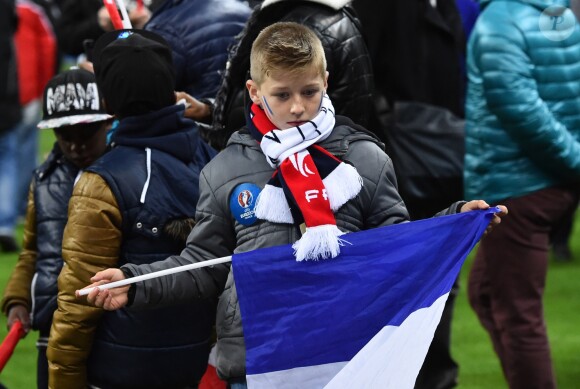 Un jeune supporter au Stade de Fance le 13 novembre 2015.