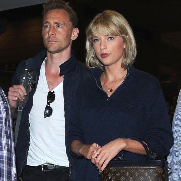 Taylor Swift et Tom Hiddleston arrivent à l'aéroport de LAX à Los Angeles, le 6 juillet 2016