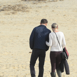 Taylor Swift et Tom Hiddleston se promènent sur la plage de Suffolk, le 26 juin 2016.