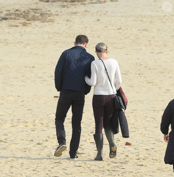 Taylor Swift et Tom Hiddleston se promènent sur la plage de Suffolk, le 26 juin 2016.