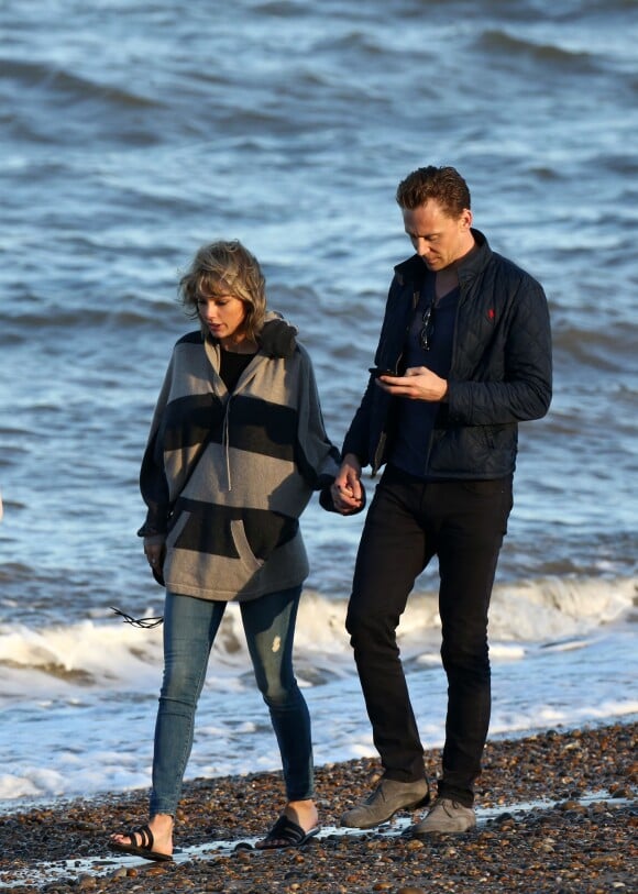 Taylor Swift et Tom Hiddleston sur une plage de Suffolk, le 25 juin 2016.