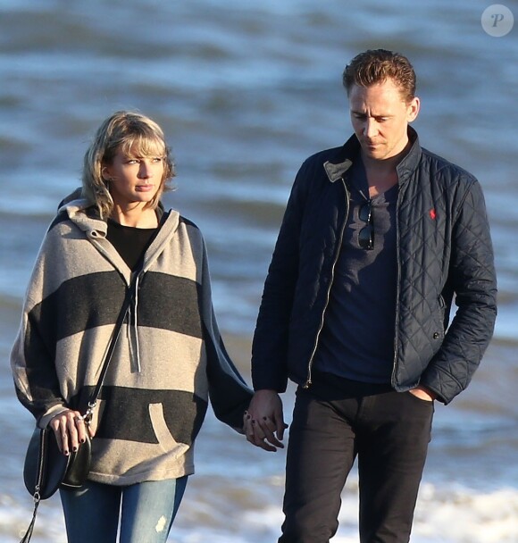 Taylor Swift et Tom Hiddleston sur une plage de Suffolk, le 25 juin 2016.
