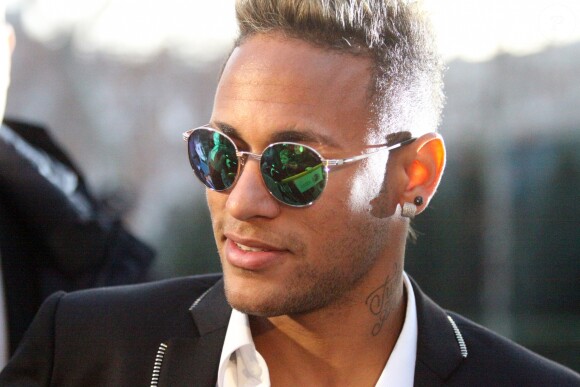Le footballeur Neymar sort du palais de justice de Madrid, le 2 février 2016, où il était cité a comparaître devant un juge d'instruction en vue de son inculpation d'escroquerie.