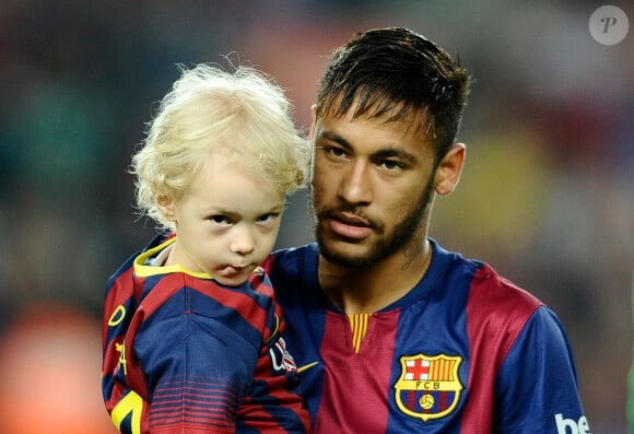 Neymar Da Silva Santos Junior avec son fils David Lucca da Silva Santos avant le match du FC Barcelone contre le RC Celta de Vigo au stade Camp Nou à Barcelone, le 1er novembre 2014.