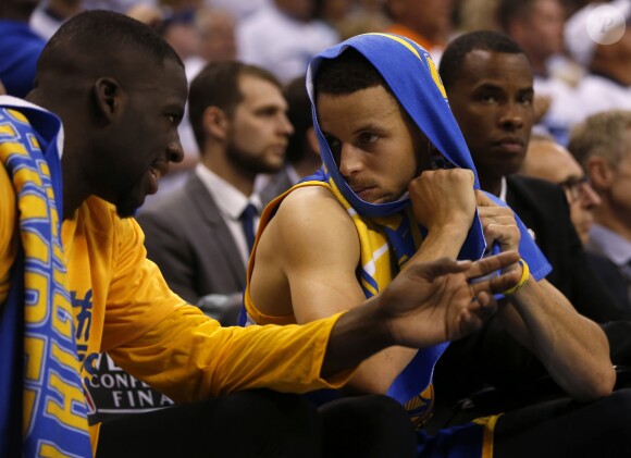 Draymond Green et Stephen Curry des Golden State Warriors le 22 mai 2016 lors d'un match contre les OKC Thunder.