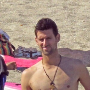 Novak Djokovic se détendait à Marbella le 12 juillet 2016. Des vacances en famille, avec sa femme Jelena et leur petit garçon Stefan (un an et demi), et entre amis.