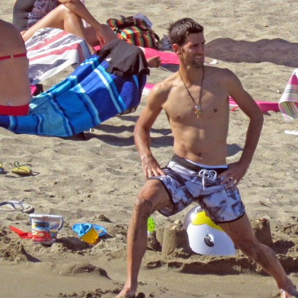 Novak Djokovic se détendait à Marbella le 12 juillet 2016. Des vacances en famille, avec sa femme Jelena et leur petit garçon Stefan (un an et demi), et entre amis.