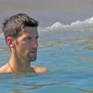 Novak Djokovic se détendait à Marbella le 12 juillet 2016. Des vacances en famille, avec sa femme Jelena et leur petit garçon Stefan (un an et demi), et entre amis.