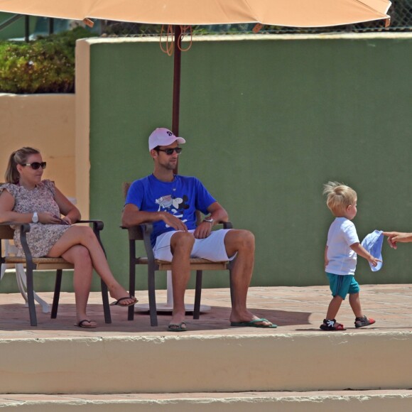 Novak Djokovic se détendait à Marbella le 12 juillet 2016. Des vacances en famille, avec sa femme Jelena et leur petit garçon Stefan (un an et demi), et entre amis.