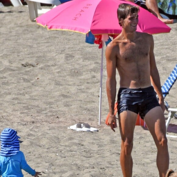 Novak Djokovic se détendait à Marbella le 12 juillet 2016. Des vacances en famille, avec sa femme Jelena et leur petit garçon Stefan (un an et demi), et entre amis.