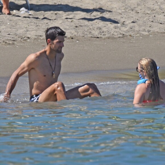 Novak Djokovic se détendait à Marbella le 12 juillet 2016. Des vacances en famille, avec sa femme Jelena et leur petit garçon Stefan (un an et demi), et entre amis.