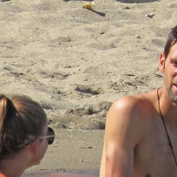 Novak Djokovic se détendait à Marbella le 12 juillet 2016. Des vacances en famille, avec sa femme Jelena et leur petit garçon Stefan (un an et demi), et entre amis.