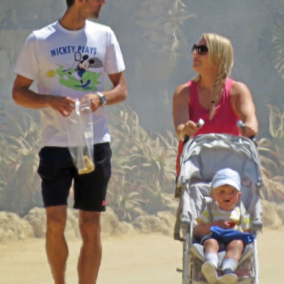 Novak Djokovic profitait de douces vacances à Marbella avec son fils Stefan, le 12 juillet 2016.