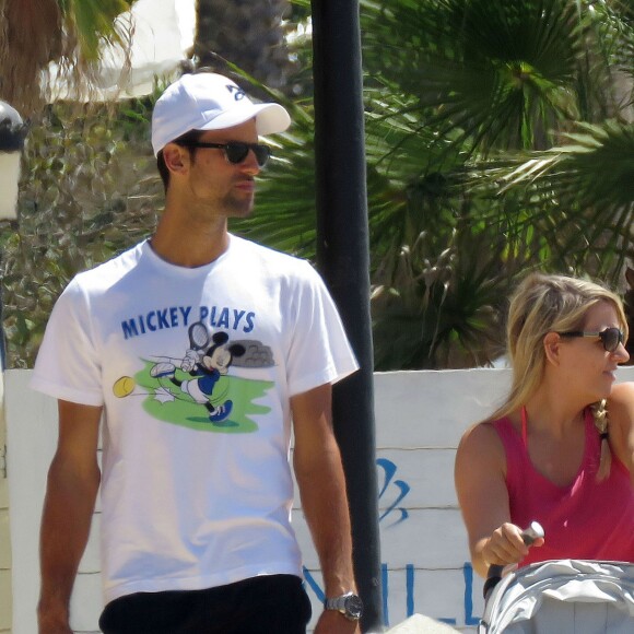 Novak Djokovic profitait de douces vacances à Marbella avec son fils Stefan, le 12 juillet 2016.