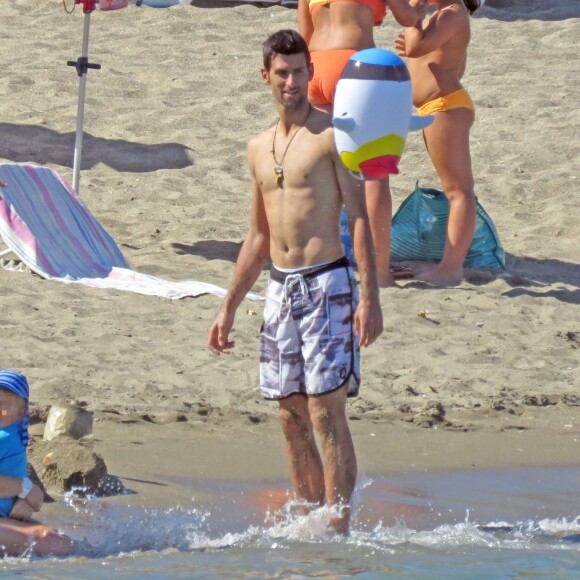 Novak Djokovic profitait de douces vacances à Marbella avec son fils Stefan, le 12 juillet 2016.