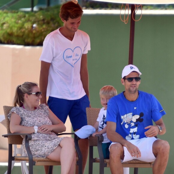 Novak Djokovic profitait de douces vacances à Marbella avec son fils Stefan, le 12 juillet 2016.