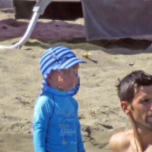 Novak Djokovic profitait de douces vacances à Marbella avec son fils Stefan, le 12 juillet 2016.