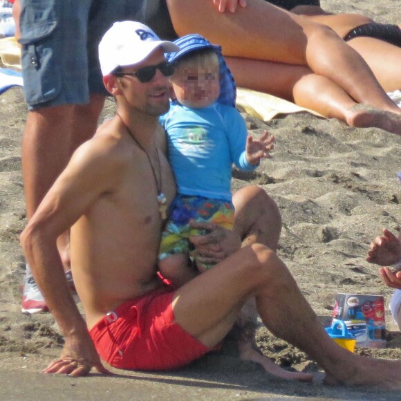 Novak Djokovic profitait de douces vacances à Marbella avec son fils Stefan, le 12 juillet 2016.