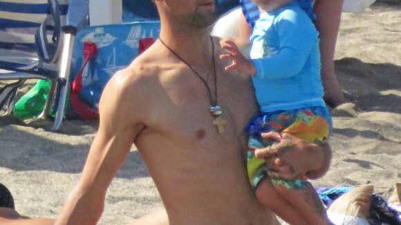Novak Djokovic : Papa poule à la plage avec Stefan et mari fou d'amour