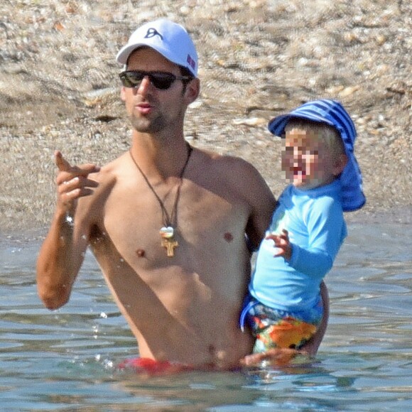 Novak Djokovic profitait de douces vacances à Marbella avec son fils Stefan, le 12 juillet 2016.