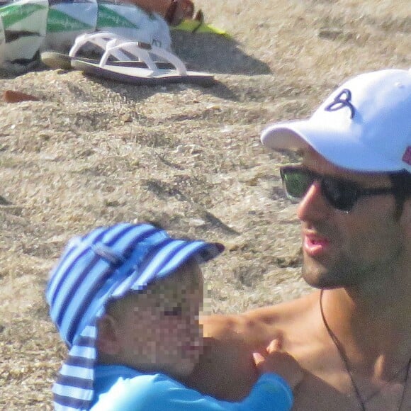 Novak Djokovic profitait de douces vacances à Marbella avec son fils Stefan, le 12 juillet 2016.