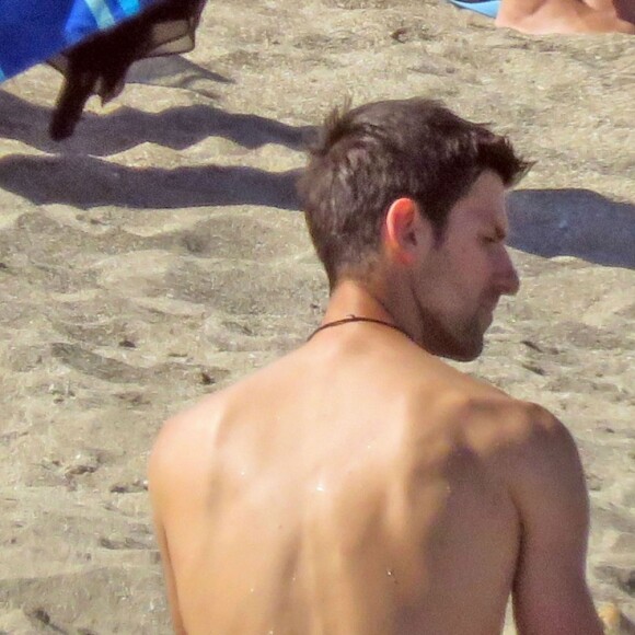 Novak Djokovic profitait de douces vacances à Marbella avec son fils Stefan, le 12 juillet 2016.