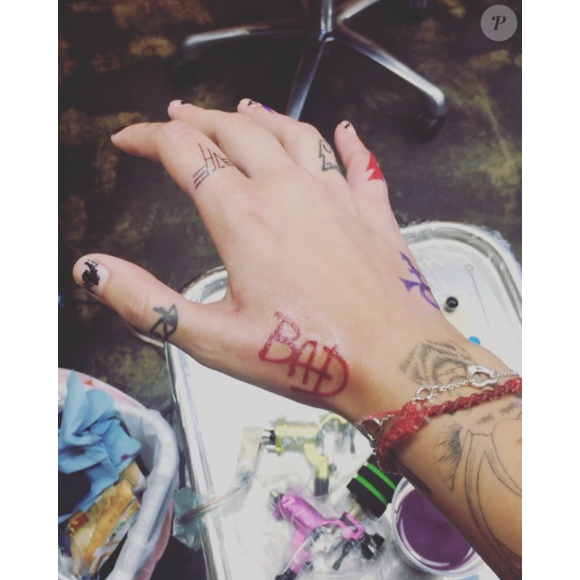 Paris Jackson s'est offert un tatouage représentant le Love Symbol du chanteur Prince, décédé au mois d'avril 2016. Photo publiée sur Instagram, le 13 juillet 2016