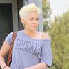 Paris Jackson, les cheveux courts blond platine, est allé chercher un café à emporter à Los Angeles, le 2 mars 2016