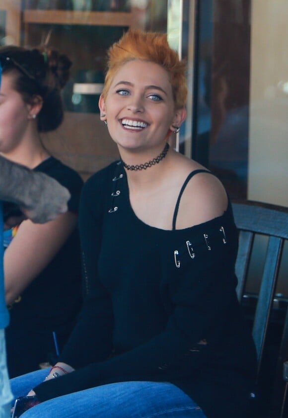 Exclusif - Paris Jackson, les cheveux orange et très courts, déguste un café glacé avec une amie à Sherman Oaks, le 26 février 2016