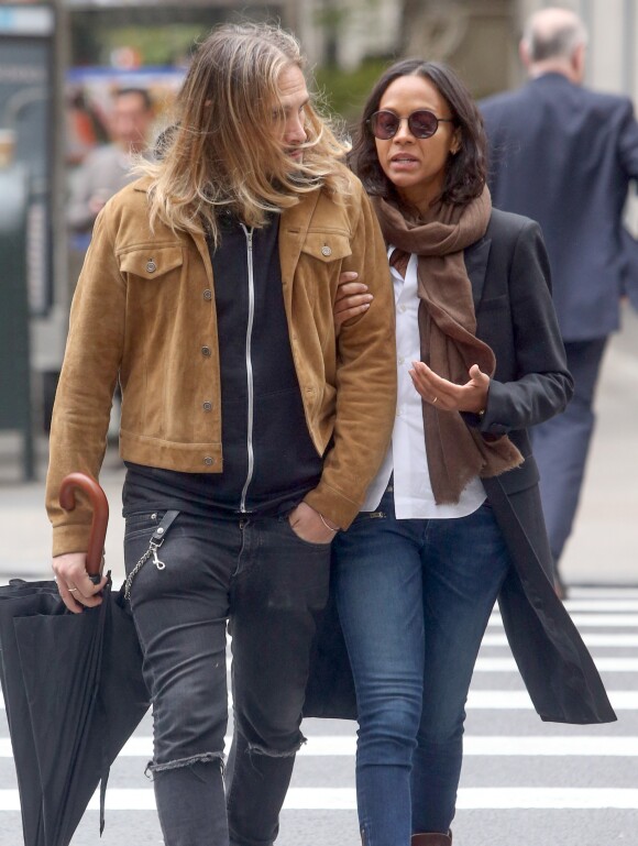 Zoe Saldana se promène avec son mari Marco Perego et leurs jumeaux Bowie et Cy dans les rues de New York, le 3 mai 2016