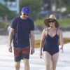Exclusif - Amy schumer et son compagnon Ben Hanisch passent une journée en amoureux à la plage à Hawaï le 24 mai 2016.