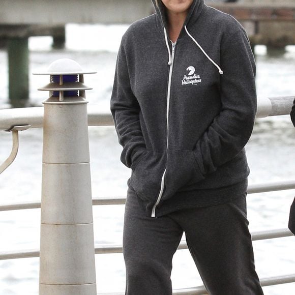 Amy Schumer et sa soeur Kim Caramele marchent le long de l'Hudson River après leur jogging dans les rues de New York. Le 10 mai 2016