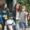 Liv Tyler, enceinte, son père Steven Tyler et ses fils Sailor Garner et Milo Langdon se promènent en famille à New York, le 23 juin 2016.