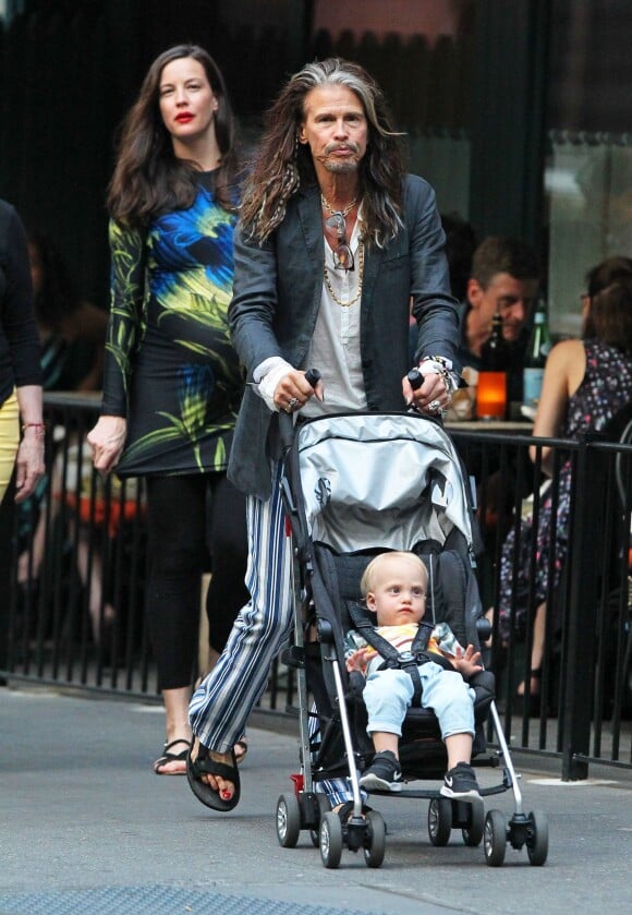 Exclusif - Liv Tyler, enceinte avec son fils Sailor son père Steven Tyler et ses petits enfants Milo Langdon et Sailor Gardner se promènent à New York le 23 juin 2016.