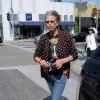 Steven Tyler porte une queue de cheval et arbore un look vintage dans les rues de Beverly Hills, le 11 mai 2016
