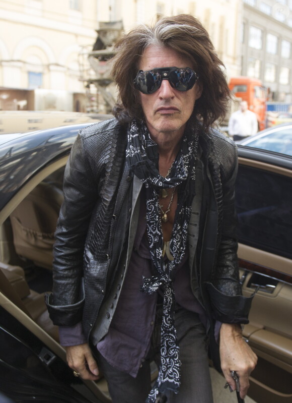 Joe Perry - Les membres du groupe Aerosmith signent des autographes en arrivant à leur hôtel à Moscou, le 22 mai 2014.